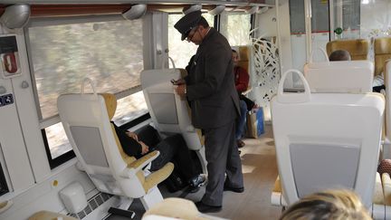 Un contr&ocirc;leur de la SNCF dans un train reliant&nbsp;Marseille (Bouches du Rh&ocirc;ne) et Aix-en-Provence, le 26 mars 2012.&nbsp; (  MAXPPP)