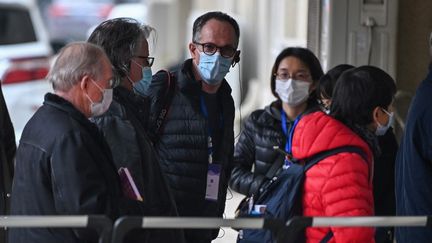 Des membres de l'équipe de l'Organisation mondiale de la santé (OMS) chargée d'enquêter sur les origines du Covid-19, à Wuhan, en Chine, le 4 février 2021.&nbsp; (HECTOR RETAMAL / AFP)