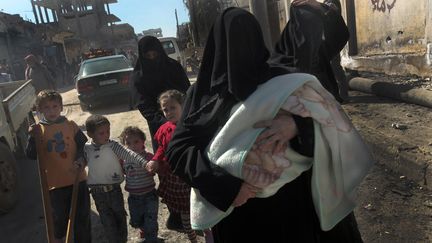 Des centaines de syriens tentent de fuir les villes o&ugrave; l'arm&eacute;e syrienne donne l'assaut, comme ici &agrave;&nbsp;Sermin dans le Nord-Ouest du pays&nbsp;le 24 mars 2012. (RICARDO GARCIA VILANOVA / AFP)