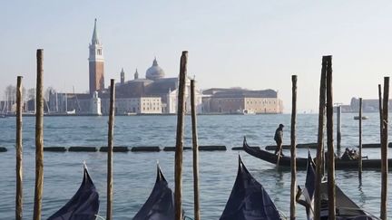 À Venise, une taxe de cinq euros est mise en place lors de l'entrée des touristes dans la ville. La municipalité espère surtout limiter le nombre de visiteurs. (France 2)