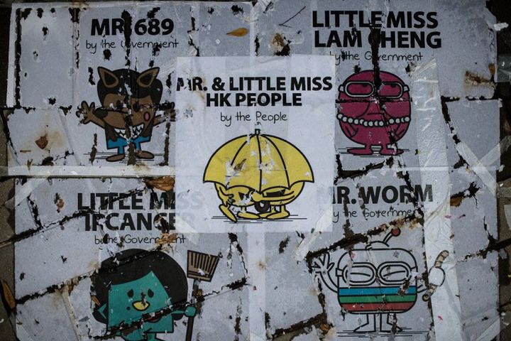 Plusieurs affiche inspirées par la série "Mr Men &amp; Little Miss children" représentent le chef exécutif de Hong Kong Leung Chun-ying et son équipe
 (PHILIPPE LOPEZ / AFP)