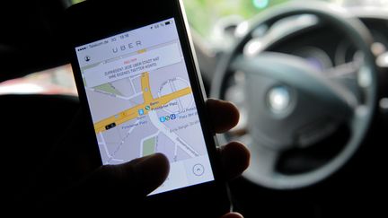 L'application de r&eacute;servation de v&eacute;hicules de tourisme avec chauffeur Uber, utilis&eacute;e &agrave; Berlin (Allemagne), le 2 septembre 2014. (BRITTA PEDERSEN / DPA / AFP)