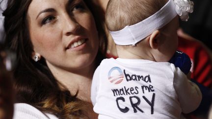 J-2 #TEAMROMNEY "Barack Obama me donne envie de pleurer", a &eacute;crit cette m&egrave;re sur le dos de sa fille &agrave; l'occasion d'un rassemblement r&eacute;publicain &agrave; Des Moines (Iowa), le 4 novembre 2012. (JIM YOUNG / REUTERS)