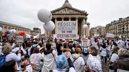 Des médecins généralistes lors d'une manifestation, le 5 janvier 2023, à Paris. (EMMANUEL DUNAND / AFP)