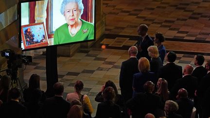 Une message vidéo de la reine&nbsp;Elizabeth II diffusé à la COP26, à Glasgow (Ecosse), le 1er novembre 2021. (ALBERTO PEZZALI / AFP)