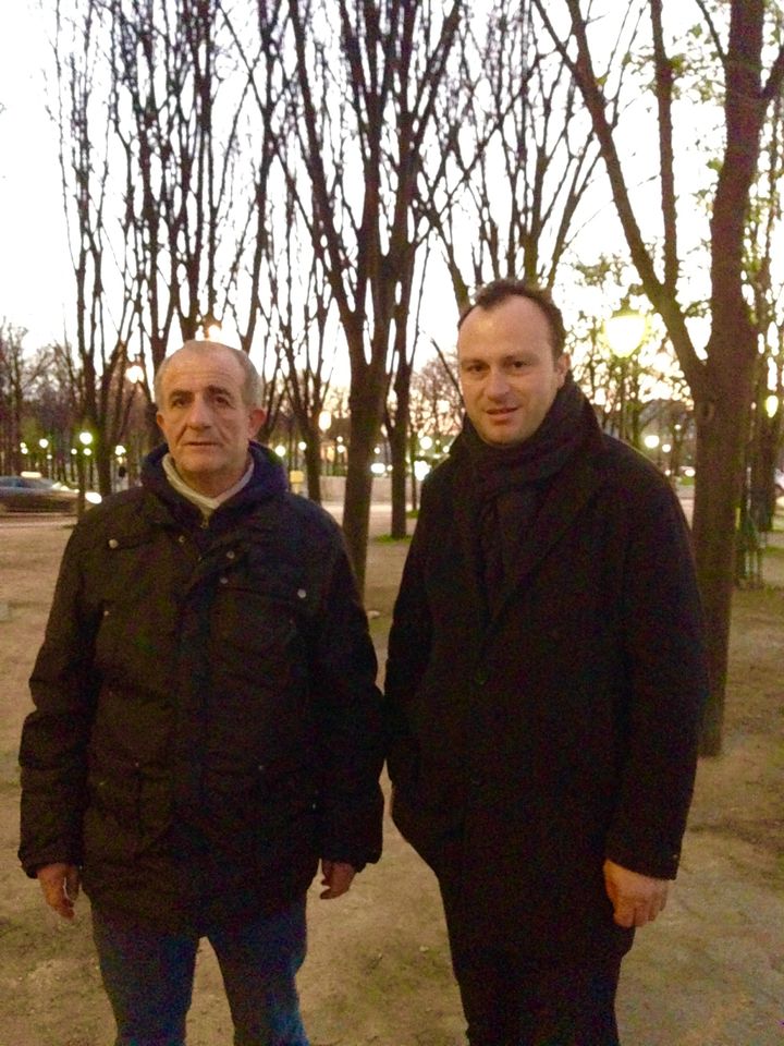 Said et Belkacem, deux habitants de l'immeuble touché par l'assaut de Saint-Denis, le 18 novembre. Ils participent, le 23 décembre 2015, à un rassemblement devant le ministère des Affaires étrangères (Paris). (CAMILLE ADAOUST / FRANCETV INFO)