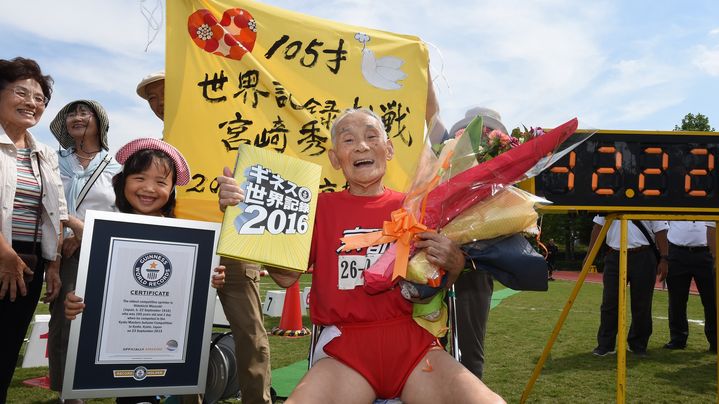 Hidekichi Miyazaki a battu le record du 100-m&egrave;tres des plus de 105 ans, mercredi 23 septembre 2015, &agrave; Kyoto (Allemagne). (TORU YAMANAKA / AFP)