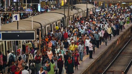 Une foule sur le quai d'une gare de Bombay (Inde), le 19 avril 2023. (PUNIT PARANJPE / AFP)