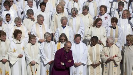  (L'archevêque de Canterbury Justin Welby et des femmes prêtres en mai 2014. © Reuters)