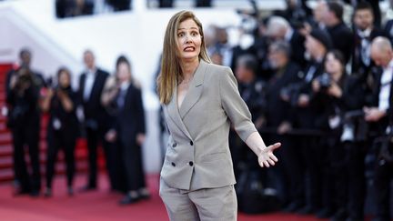 French director Justine Triet is back on the red carpet after winning the Palme d'Or last year for her film "Anatomy of a fall".  Dressed in an elegant gray suit, the filmmaker has fun with the photographers on May 18.  (SAMEER AL-DOUMY / AFP)