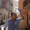 Un homme se rafra&icirc;chit dans les rues de Perpignan (Pyr&eacute;n&eacute;es-Orientales), le 17 ao&ucirc;t 2012. (RAYMOND ROIG / AFP)