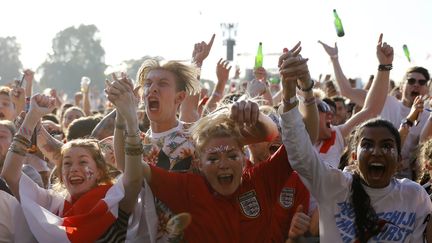 Des supporters anglais fêtent l'ouverture du score de l'Angleterre face à la Croatie, le 11 juillet 2018, à Londres. (TOLGA AKMEN / AFP)