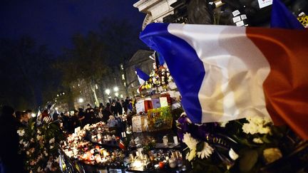 Un drapeau français flotte au vent, place de la République à Paris, le 22 novembre 2015. (LOIC VENANCE / AFP)