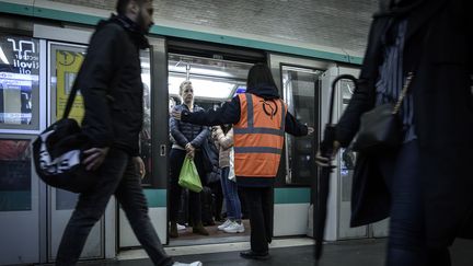 Le métro à la station Châtelet, à Paris, le 17 décembre 2019.&nbsp; (LIONEL BONAVENTURE / AFP)