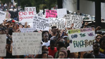 Des milliers de personnes défilent contre les violences policières, le 8 juillet 2016, à Atlanta.&nbsp; (JOHN BAZEMORE / AP / SIPA)