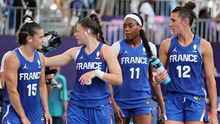 L'équipe de France féminine de basket 3x3 après sa victoire face à l'Azerbaïdjan, jeudi 1er août à la Concorde. (DAVID GRAY / AFP)