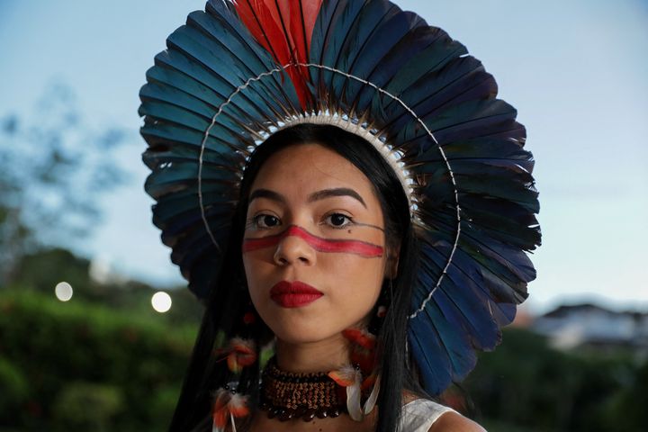 Première exposition à s'appuyer entièrement sur des stylistes et des mannequins indigènes à Manaus en Amazonie. Le 9 avril 2022 (MICHAEL DANTAS / AFP)