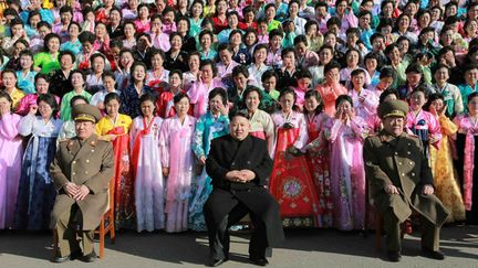  (Cérémonie pour les familles de soldats, en décembre 2014 à Pyongyang. Kim Jong-Un prend la pose entouré de dizaines d'épouses de membres de l'Armée © maxppp)