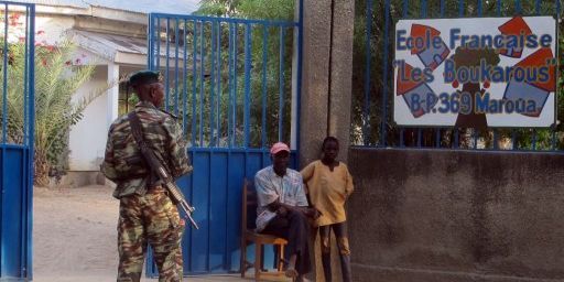 La seule école française de Maroua, dans l'extrême nord du Cameroun, placée sous surveillance (19 novembre 2013). (AFP PHOTO / REINNEIR KAZE)