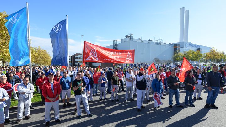 Le 28 octobre 2024, les employés de Volkswagen déclarent la guerre à la direction de Wolfsburg. (HENDRIK SCHMIDT / DPA)