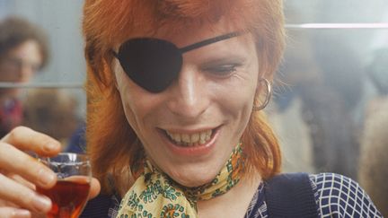 David Bowie avec un bandeau à l'oeil à une conférence de presse à Amsterdam (Pays-Bas), le 7 février 1974. (GIJSBERT HANEKROOT / REDFERNS / GETTY IMAGES)