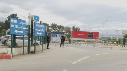 La s&eacute;curit&eacute; est renforc&eacute;e &agrave; l'a&eacute;roport international d'Alger, o&ugrave; des policiers arm&eacute;s gardent l'entr&eacute;e du parking, le 18 janvier 2013. ( AFP )