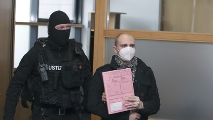 Stephan Balliet, l'extrémiste de droite auteur de l'attaque contre une synagogue de Halle, en salle d'audience à Magdebourg, en Allemagne, le 21 décembre 2020. (RONNY HARTMANN / AFP)