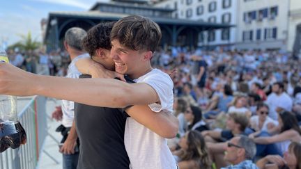 L'important c'est d'être ensemble, comme le prouve ici les Bayonnais en liesse après la victoire de l'Aviron Bayonnais en finale de Pro D2 face à Mont-de-Marsan. C'est la devise d'Olivia Leray en ce 7 juin 2022. (ANTHONY MICHEL / RADIO FRANCE)