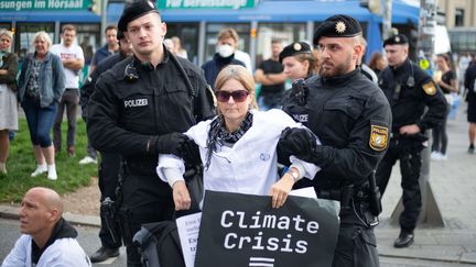 Une manifestante du collectif Scientist Rebellion arrêtée par la police allemande, le 28 octobre 2022, à Munich (Allemagne). (ALEXANDER POHL / SHUTTERSTOCK / SIPA)