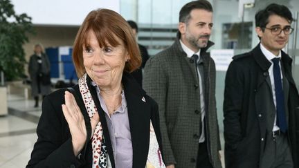 Gisèle Pelicot et ses avocats à la cour criminelle d'Avignon (Vaucluse), le 6 novembre 2024. (CHRISTOPHE SIMON / AFP)