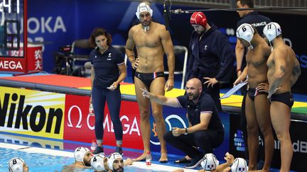 Le sélectionneur des Bleurs, Florian Bruzzo, donne des instructions aux joueurs, juillet 2023. (KIYOSHI OTA / EPA)