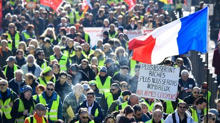 Des manifestants et des "gilets jaunes" dans un défilé lors de la journée de grève nationale le 5 février 2019 à Marseille. (GERARD JULIEN / AFP)