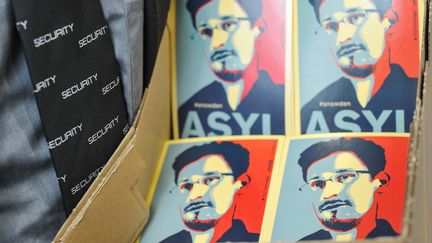 Des autocollants "L'asile pour Edward Snowden", l'ancien consultant de la NSA, distribu&eacute;s &agrave; Berlin (Allemagne), le 8 mai 2014. (OLE SPATA / DPA / AFP)