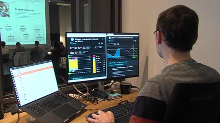 Jeff Knoepfli, cofondateur de Survoltage consultant les courbes de consommation énergétique en France. (France 3 Alpes)