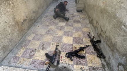 Un soldat de l'arm&eacute;e syrienne libre attend d'&ecirc;tre secouru apr&egrave;s avoir &eacute;t&eacute; bless&eacute; par une grenade &agrave; Damas (Syrie), le 3 f&eacute;vrier 2013. (GORAN TOMASEVIC / REUTERS)