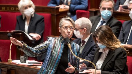 La Première ministre Elisabeth Borne lors d'une session de questions au gouvernement à l'Assemblée nationale, le 7 décembre 2022. (ARTHUR NICHOLAS ORCHARD / HANS LUCAS / AFP)