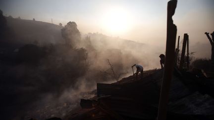 Les habitants tentent d'éteindre le feu à Valparaiso. (LUIS HIDALGO/AP/SIPA / AP)