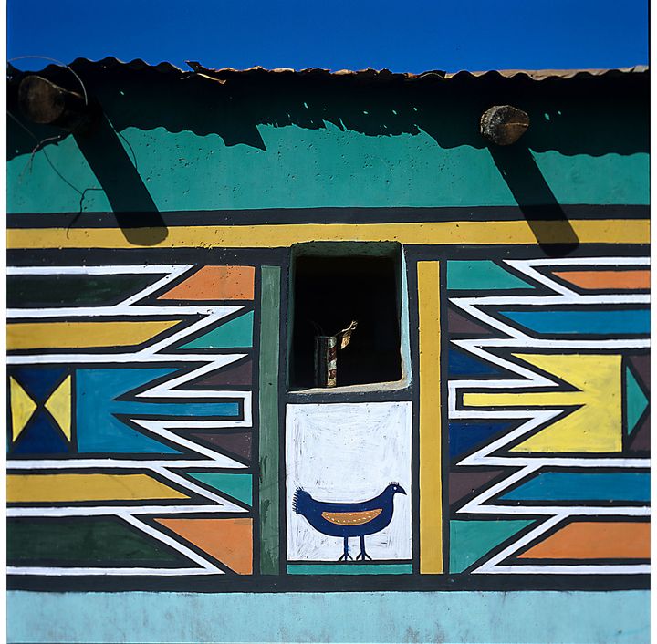 Mur de la maison de la famille Ndala, Martha Mtsweni Ndala, Afrique du Sud, district de Verena, ferme Wolwegat ((c) Photographie Margaret Courtney-Clarke)