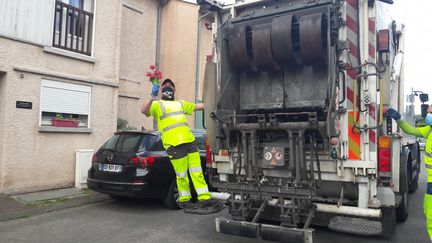 Les éboueurs de Bordeaux Métropole sont applaudis et choyés&nbsp; par des habitants de Mérignac (Gironde). Photo d'illustration. (SOLÈNE DE LARQUIER / FRANCE-BLEU GIRONDE / RADIO FRANCE)