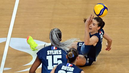 Les Françaises Lucille Gicquel (au sol), Amandha Sylves et Amélie Rotar lors de la rencontre entre la France et la Serbie au volley lors des Jeux olympiques, le 29 juillet 2024. (ANDREJ ISAKOVIC / AFP)