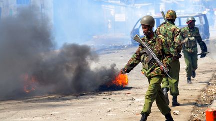 La police dans les rues de Mombasa (Kenya) au deuxi&egrave;me jour d'&eacute;meutes sanglantes, le 28 ao&ucirc;t 2012. (AFP)