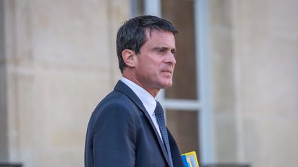 Manuel Valls, ici à la sortie du conseil des ministres le 12 octobre 2016, est poussé par ses proches à s'intéresser à la présidentielle 2017 (JULIEN MATTIA/WOSTOK PRESS / MAXPPP)