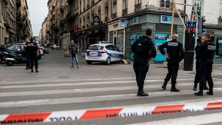 La rue Victor-Hugo à Lyon après l'explosion d'un colis piégé devant une boulangerie, le 24 mai 2019.&nbsp; (NICOLAS LIPONNE / NURPHOTO / AFP)