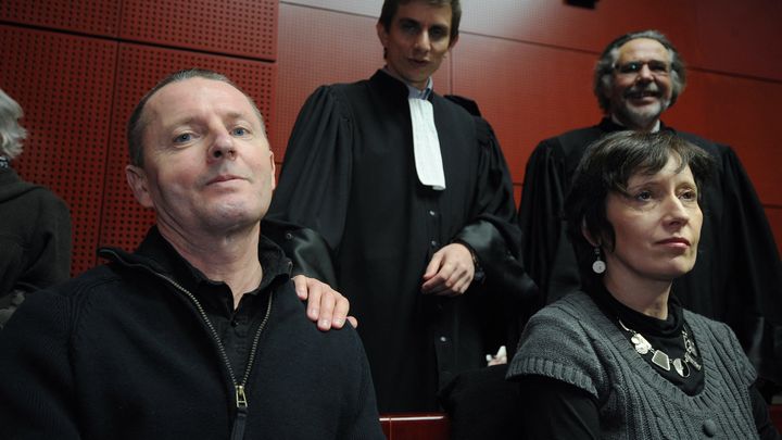 Didier Jambart aux côtés de son avocat Antoine Béguin et de sa femme le 1er février 2011 au tribunal de Nantes. (FRANK PERRY / AFP)