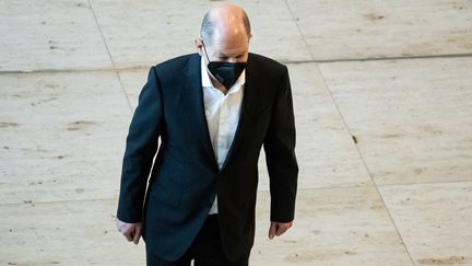 28 janvier 2022. Le chancelier Olaf Scholz (SPD) arrive au Bundestag.&nbsp; (BERND VON JUTRCZENKA / DPA / PICTURE ALLIANCE / MAXPPP)