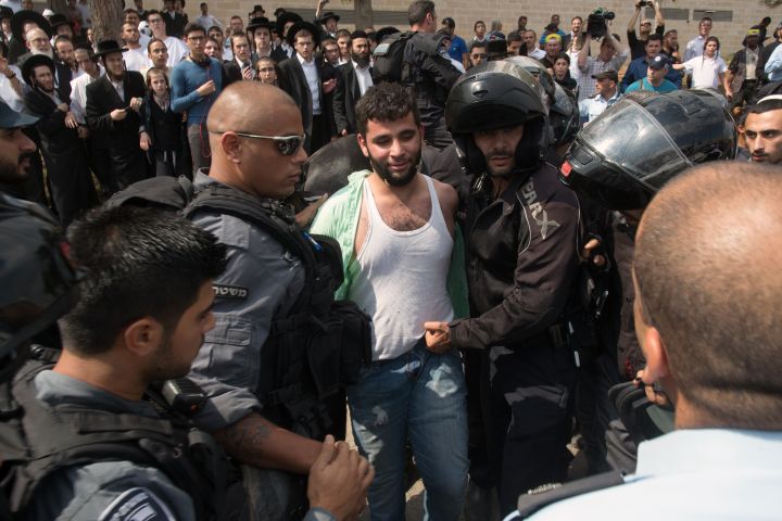 Un Palestinien est arr&ecirc;t&eacute; apr&egrave;s avoir poignard&eacute; un jeune Isra&eacute;lien &agrave; J&eacute;rusalem, le 9 octobre 2015. (MENAHEM KAHANA / AFP)