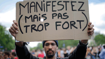 &nbsp; (Le cortège de 20.000 personnes selon la police, 60.000 selon les syndicats, s'est ébranlé vers 14H15 de la Bastille, pour un parcours restreint de 1,6 km autour du bassin de l'Arsenal © Reuters)