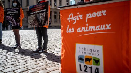 Des militants de l'association L214 lors d'une manifestation, le 27 mars 2021, à Lyon. (NICOLAS LIPONNE / HANS LUCAS VIA AFP)