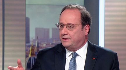 L'ancien président&nbsp;François Hollande, le 24 février 2022, sur le plateau du "20 Heures" de France 2. (FRANCE 2)