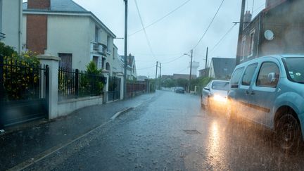 Des orages à Orléans (Loiret), le 18 juin 2023. (ROMAIN GAUTIER / HANS LUCAS / AFP)